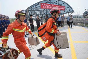 今日8人轮换再打双加时咋办？哈特调侃：给裁判一巴掌找技犯